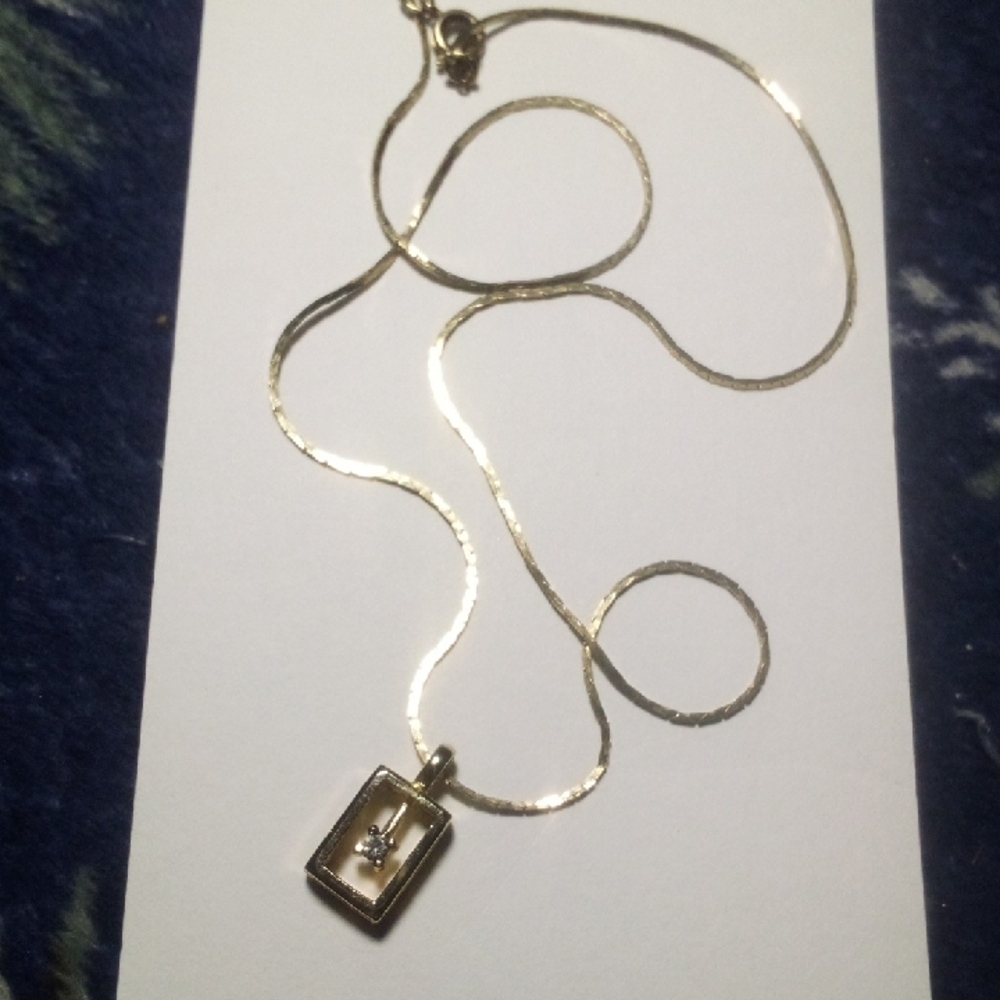 Elegant Gold Pendant Necklace